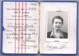 Song song với đó, nữ gián điệp 1 chân này còn làm nhiêm vụ liên lạc, vận chuyển tin tức, tài liệu mật cho các thành viên thuộc Cơ quan tình báo Anh ở Pháp.