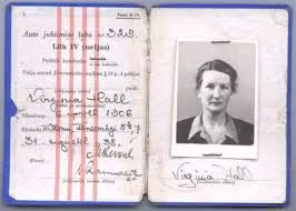 Song song với đó, nữ gián điệp 1 chân này còn làm nhiêm vụ liên lạc, vận chuyển tin tức, tài liệu mật cho các thành viên thuộc Cơ quan tình báo Anh ở Pháp.