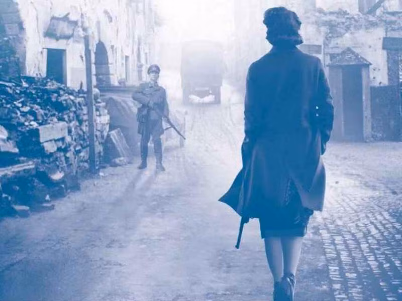 Chính vì vậy, phát xít Đức truy lùng gắt gao Virginia Hall và xếp bà ở top đầu danh sách truy bắt. Tuy nhiên, dù mở nhiều chiến dịch truy bắt nhưng phát xít Đức không thể "tóm" được nữ điệp viên sử dụng 1 chân giả.