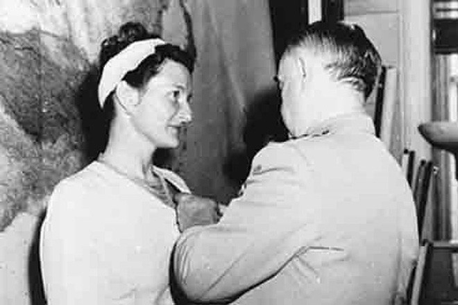 Sau khi Thế chiến 2 kết thúc, Virginia Hall quay lại Mỹ với nhiều huân chương, phần thưởng cao quý được giới chức Anh, Pháp trao tặng. Về sau, bà gia nhập nhóm Tình báo Trung ương, tiền thân của cơ quan Tình báo Trung ương Mỹ.