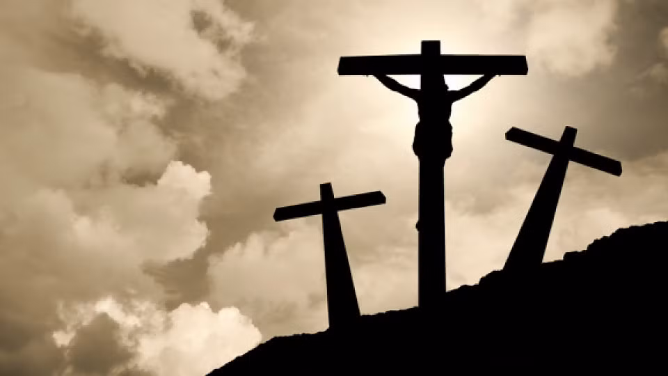 Sau khi tù nhân chết, gia đình có thể đến mang thi thể người thân về nhà lo hậu sự sau khi được thẩm phán cho phép.