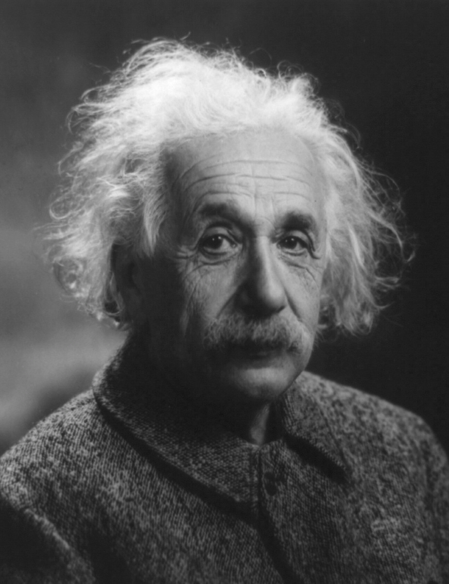 Thêm nữa, trong thuyết tương đối rộng, Einstein nhận định các hố đen siêu lớn có thể có khối lượng tương đương với hàng tỷ Mặt Trời. Những "con quái vật vũ trụ" này có khả năng ẩn náu tại trung tâm của hầu hết các thiên hà.