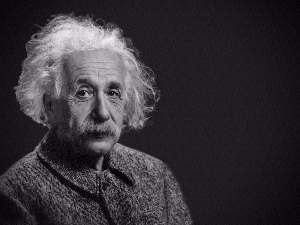 Cụ thể, năm 1916, Einstein - "cha đẻ" thuyết tương đối đã đưa ra tiên đoán về sự tồn tại của hố đen.