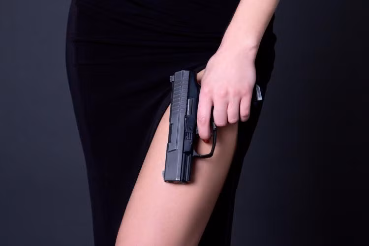 Trên thực tế, rất hiếm trường hợp nam điệp viên CIA có thể hóa thân thành một phụ nữ dù đã cố gắng cải trang bởi họ có vóc dáng cơ thể khá to lớn.