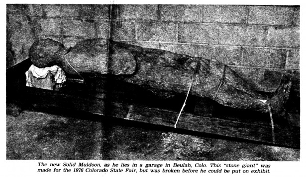 Theo đó, George Hull mua một bộ xương người. Kế đến, Hull tạo ra một chiếc khuôn thạch cao rồi đặt bộ xương vào bên trong trước khi đổ vữa vào để tạo ra một cơ thể trông giống như bị hóa đá.