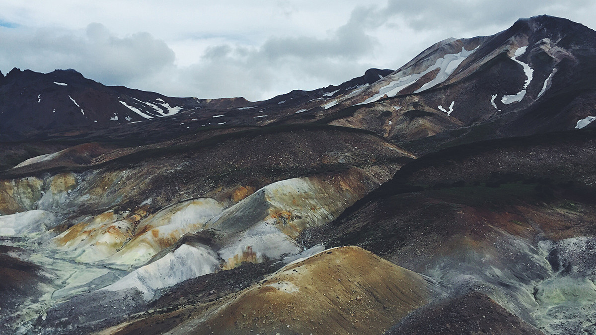 Theo một giai thoại, 2 thợ săn đã tìm thấy Thung lũng Chết vào những năm 1930. Khi đặt chân vào vùng đất này, họ phát hiện nơi đây vô cùng khô cằn, không có bất cứ động thực vật nào sinh sống. Họ chỉ nhìn thấy nhiều xác động vật đã chết.