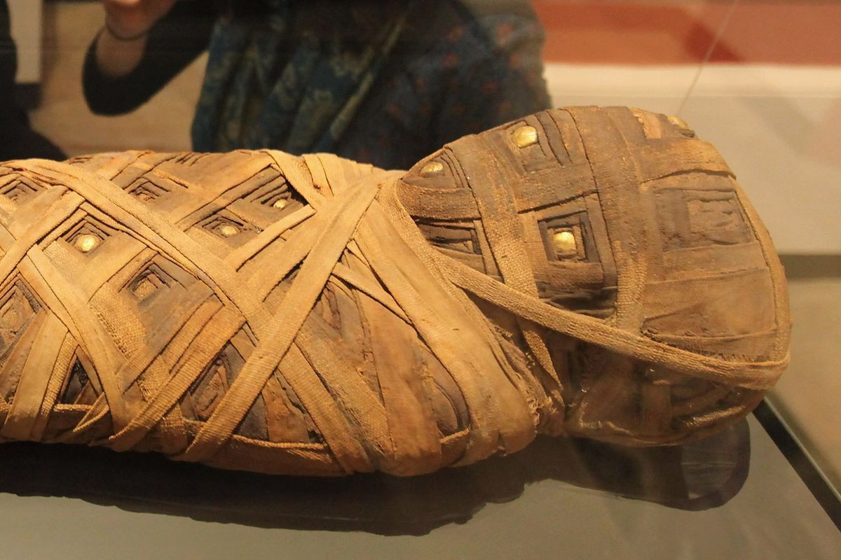 Vì vậy, một số người ở Ai Cập đã bày bán xác ướp công khai cho người mua dùng để bào chế thuốc. Do không có nhiều xác ướp nên người ta còn sử dụng cả những thi hài giả làm xác ướp. Tuy nhiên, sự thật chứng minh bột làm từ xác ướp không hề có hiệu quả chữa bệnh như quan niệm dân gian.