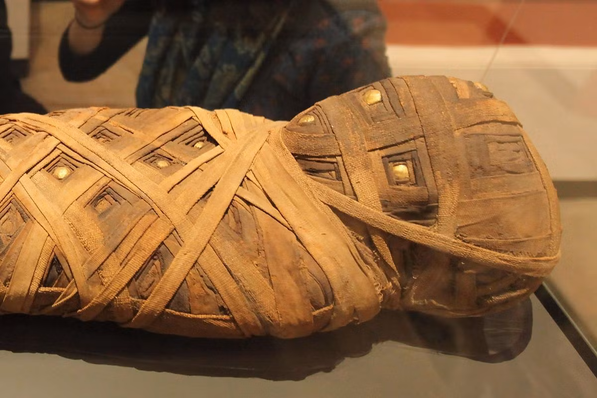 Vì vậy, một số người ở Ai Cập đã bày bán xác ướp công khai cho người mua dùng để bào chế thuốc. Do không có nhiều xác ướp nên người ta còn sử dụng cả những thi hài giả làm xác ướp. Tuy nhiên, sự thật chứng minh bột làm từ xác ướp không hề có hiệu quả chữa bệnh như quan niệm dân gian.