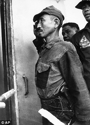 Hiroo Onoda là người lính Nhật Bản nhất quyết giữ lòng trung thành không chịu đầu hàng mặc dù Chiến tranh thế giới 2 đã kết thúc. Theo đó, Onoda tử thủ trong rừng rậm trên đảo Lubang gần Luzon, Philippines trong suốt 29 năm.