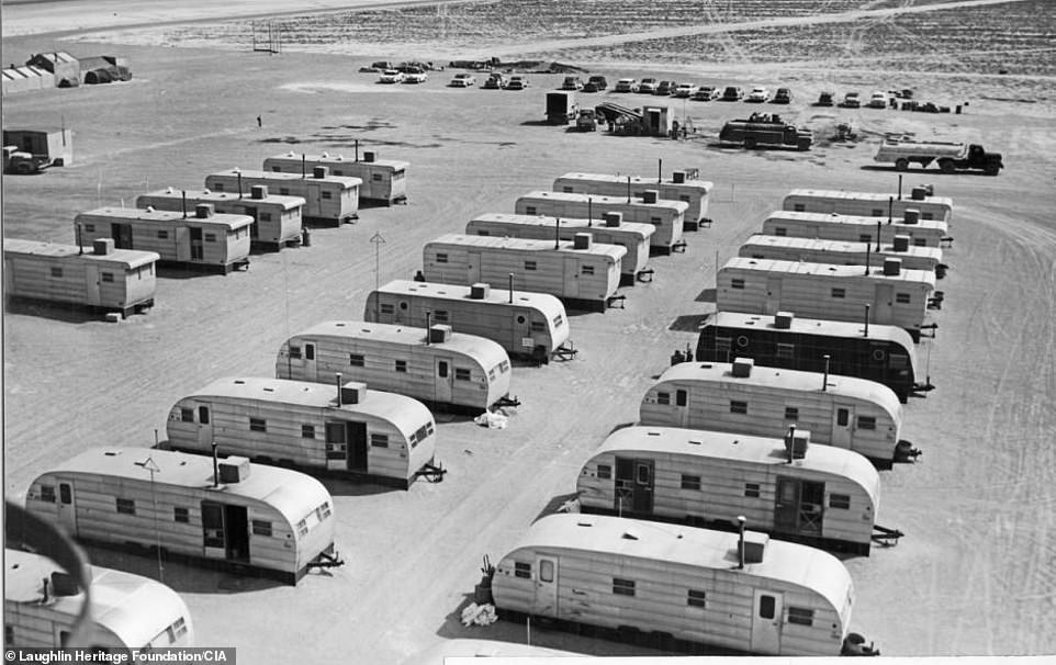 Rơ moóc tại Khu vực 51 là chỗ ngủ của phi công lái máy bay U-2 như Hervey Stockman và Tony Bevacqua, trong khi học lái máy bay do thám đầu tiên của CIA.