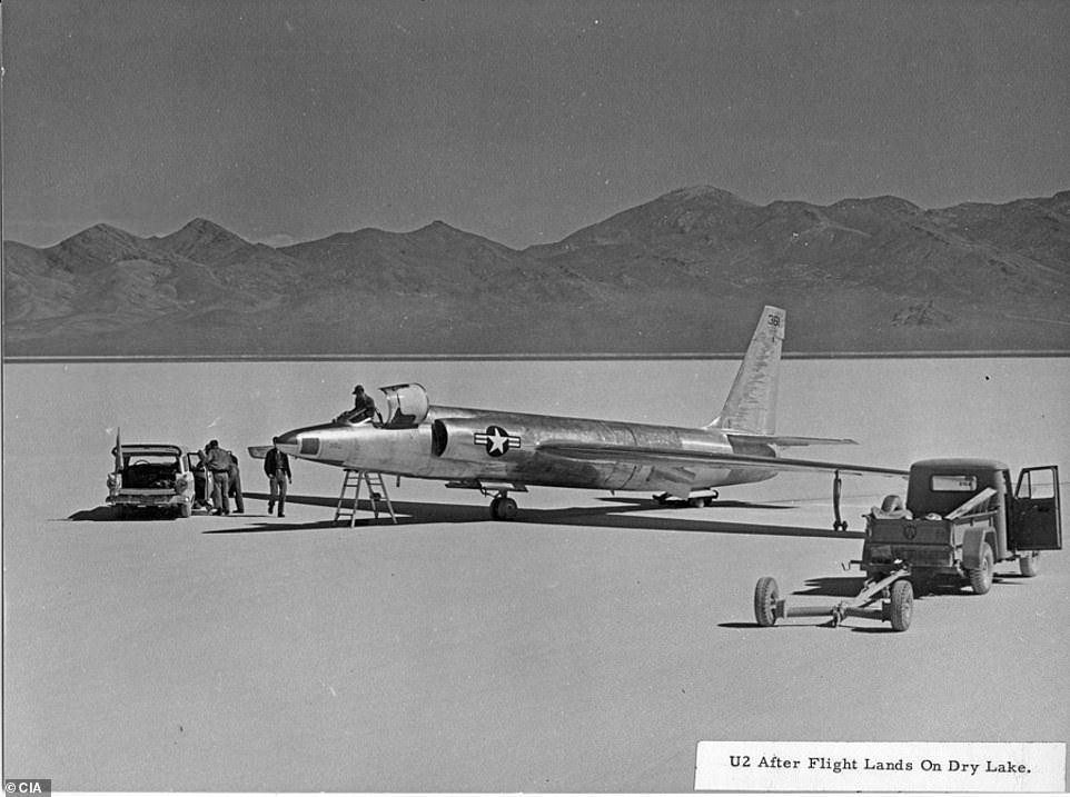 Máy bay do thám U-2 của Mỹ tại địa điểm thử nghiệm trong Khu vực 51 năm 1955.