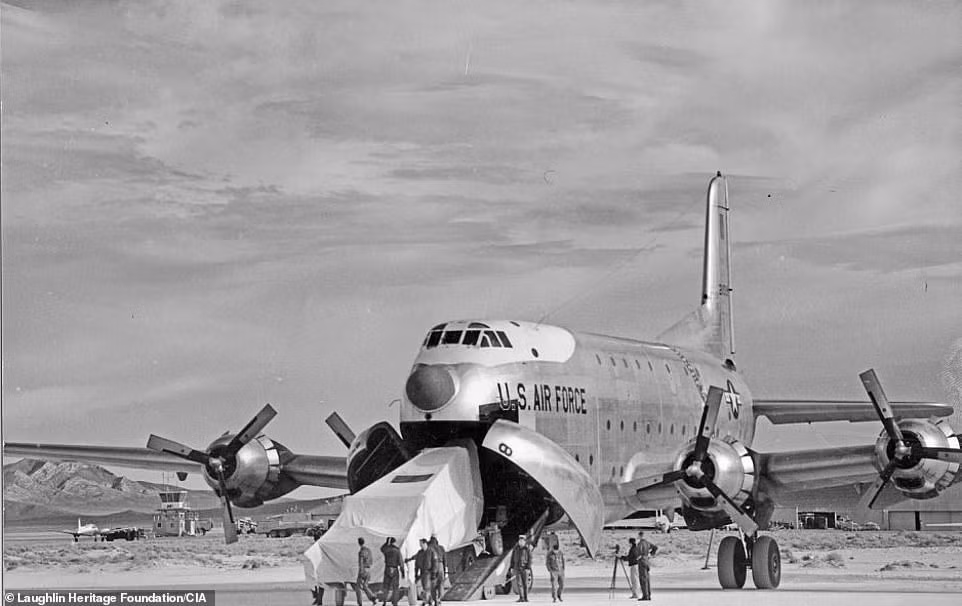 Một phần máy bay do thám U-2 hồi được chở bằng máy bay vận tải trong Khu vực 51 năm 1955. Vùng 51 là nơi Mỹ nghiên cứu và chế tạo hoàn chỉnh mẫu máy bay này.