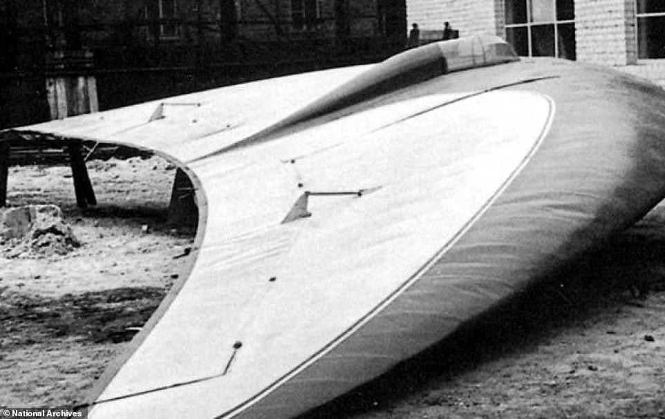 Giới chức Mỹ từng công bố thông tin Vùng 51 là nơi quân đội Mỹ nghiên cứu và thử nghiệm một số vũ khí cũng như các mẫu máy bay mới. Trong ảnh là máy bay do anh em nhà Horten ở Đức thiết kế. Nó là chiếc máy bay hình parabol dị thường.