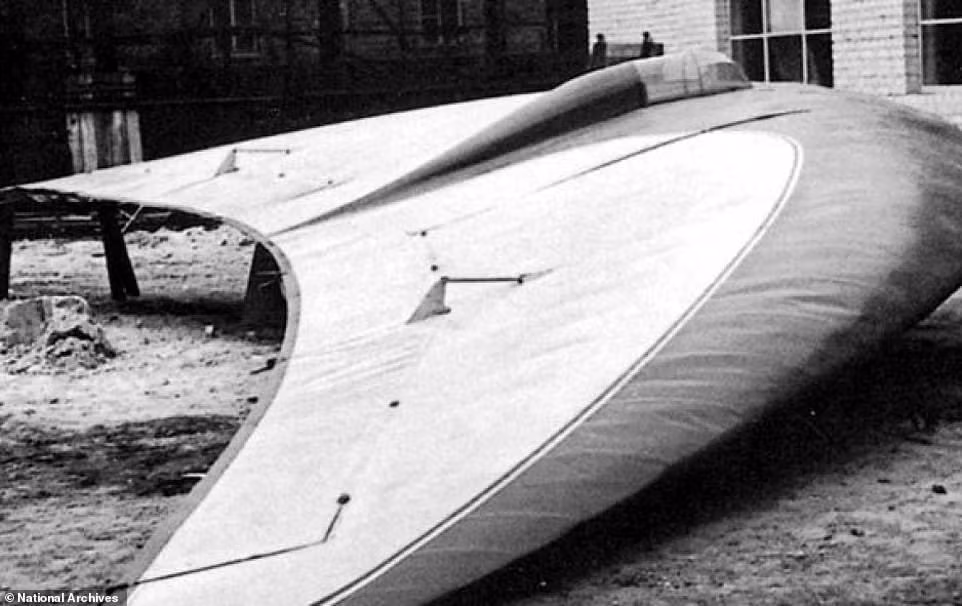 Giới chức Mỹ từng công bố thông tin Vùng 51 là nơi quân đội Mỹ nghiên cứu và thử nghiệm một số vũ khí cũng như các mẫu máy bay mới. Trong ảnh là máy bay do anh em nhà Horten ở Đức thiết kế. Nó là chiếc máy bay hình parabol dị thường.