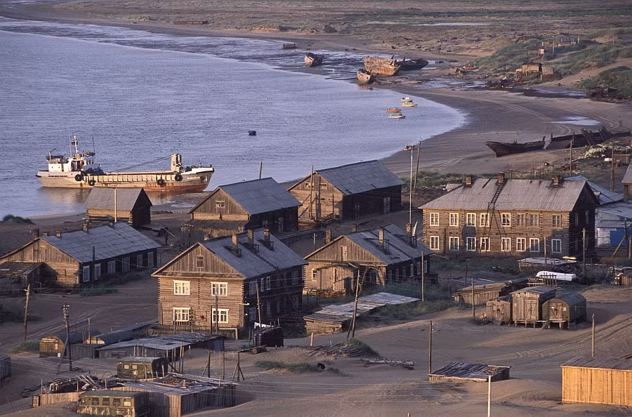 Ngôi làng Shoyna cũng có một máy ủi được dùng để giúp người dân đào cát ra khỏi nhà sau những đêm gió lớn. Vì vậy, công việc sinh lợi nhất trong làng là nghề lái xe ủi bởi mọi người đều cần dọn cát quanh nhà.