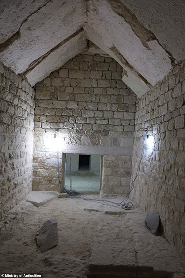 Tiến sĩ Mohamed Megahed thuộc Bộ Cổ vật Ai Cập cho biết ngôi mộ có dấu vết từng bị những kẻ trộm mộ ghé thăm và phá hủy một số hiện vật ở bên trong.