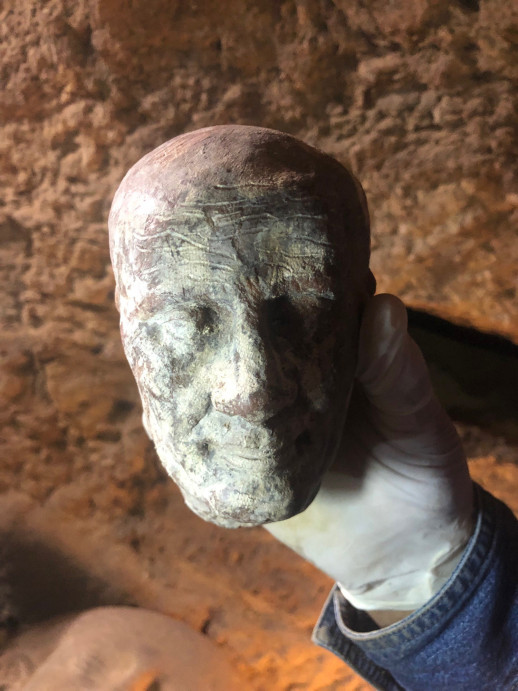 Cụ thể, các chuyên gia nhận thấy xác ướp linh mục được bảo quản khá tốt. Thi hài người này được bọc trong vải lanh với hình trang trí là hình ảnh nữ thần Isis.