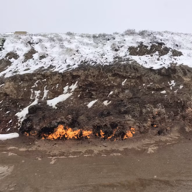 Theo đó, những dòng suối này còn được gọi là Yanar Bulaq hay dòng suối bốc cháy. Người ta cho rằng, nước tại những dòng suối này có tác dụng chữa bệnh nên được dùng để ngâm chân.