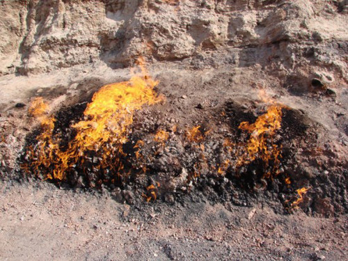 Ngọn lửa này bốc cháy quanh năm, không bao giờ tắt nên không khí ở Yanar Dag luôn đầy mùi khí gas.