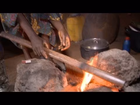 Việc thực hiện tập tục "là ngực" khiến nhiều bé gái phải mang theo những vết bỏng trên cơ thể đến suốt đời.