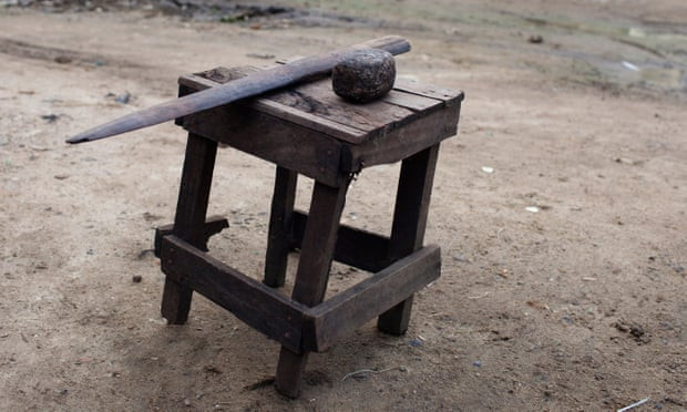 Người dân ở Cameroon và một số quốc gia châu Phi thực hiện hủ tục trên với quan niệm đến tuổi trưởng thành, các bé gái sẽ tránh được những cuộc tấn công tình dục.