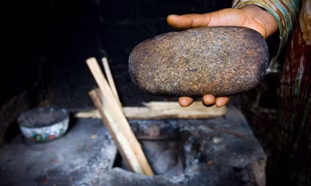 Thậm chí, người ta còn tin rằng tập tục đáng sợ trên cũng giúp nữ giới tránh được việc mang thai ngoài ý muốn.