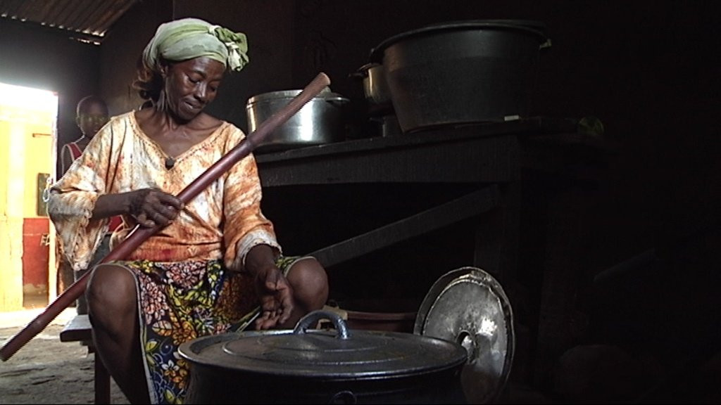 Để làm điều đó, người ta sử dụng những khối sắt nóng hơ trên bếp lửa để “là ngực” cho các bé gái.