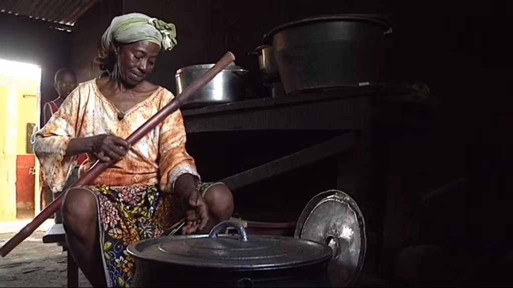 Để làm điều đó, người ta sử dụng những khối sắt nóng hơ trên bếp lửa để “là ngực” cho các bé gái.