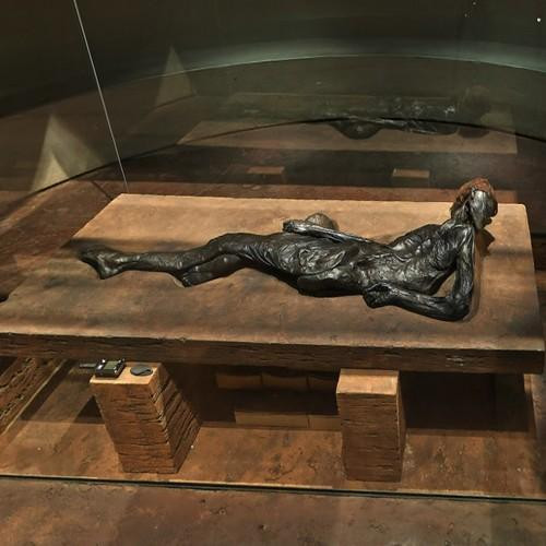 Căn cứ vào tình trạng xác ướp, một số chuyên gia hoài nghi Grauballe là nạn nhân của nghi lễ hiến tế.