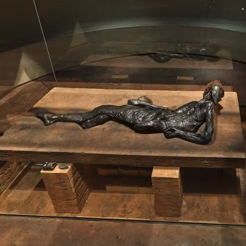 Căn cứ vào tình trạng xác ướp, một số chuyên gia hoài nghi Grauballe là nạn nhân của nghi lễ hiến tế.