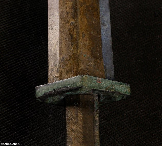 Trong thời gian qua, các chuyên gia nhận định sở dĩ những thanh kiếm trong lăng mộ Tần Thủy Hoàng không bị hoen rỉ dù bị chôn vùi dưới lòng đất hơn 2.000 năm là nhờ phương pháp phủ một lớp crôm kim loại mỏng lên bề mặt vũ khí.