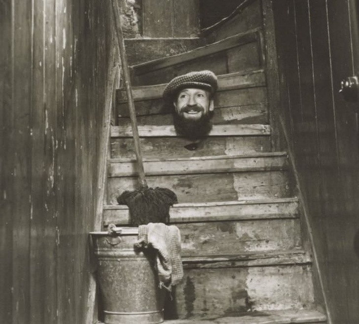 Angus McBean đã tạo ra những tấm bưu thiếp rùng rợn như thế này.