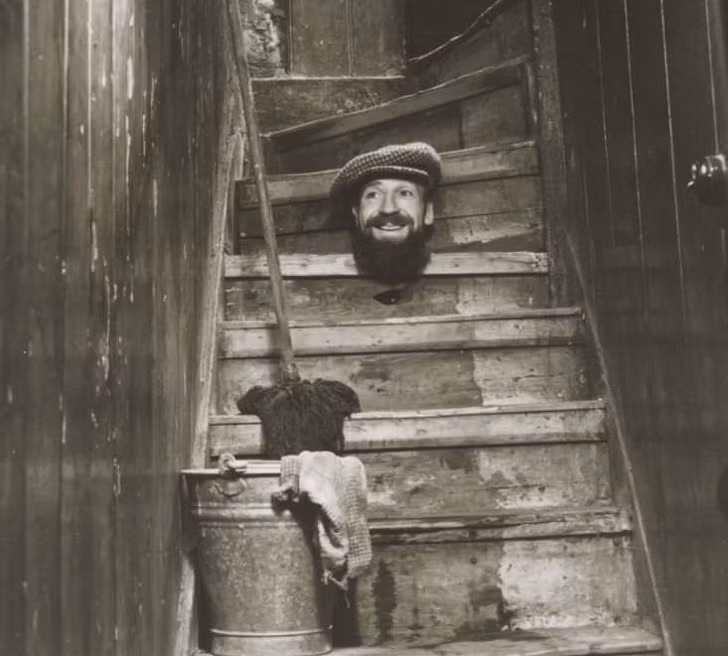 Angus McBean đã tạo ra những tấm bưu thiếp rùng rợn như thế này.