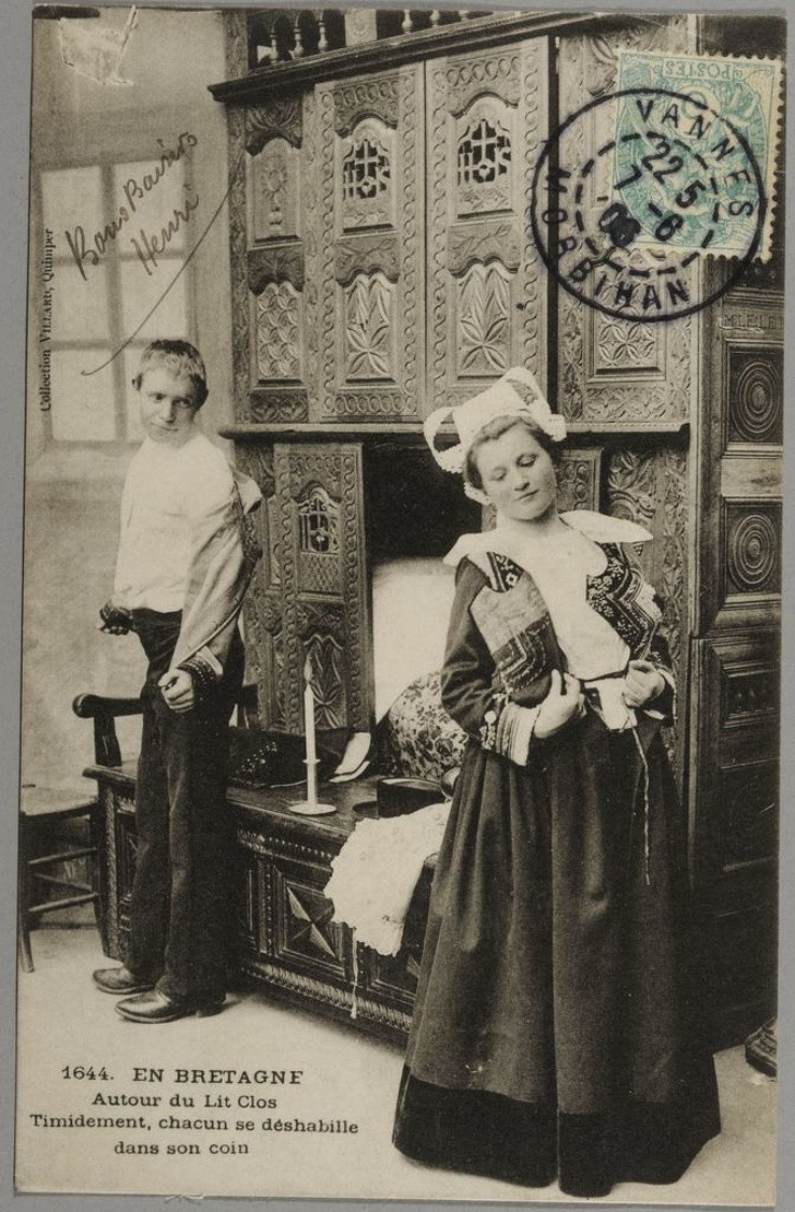 Vào cuối thế kỷ 19, người dân Pháp thịnh hành kiểu giường được đặt bên trong tủ quần áo đặc biệt. Phát minh này thích hợp trong điều kiện khí hậu lạnh giá.