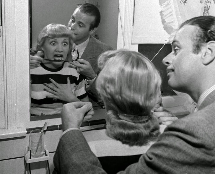 Nhiều người không khỏi sợ hãi khi sử dụng bàn chải đánh răng có hình dáng giống hệt răng thật. Sáng chế này được giới thiệu đến công chúng năm 1941.