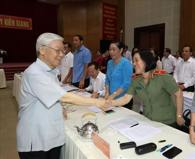 Hinh anh Tong bi thu, Chu tich nuoc lam viec tai Kien Giang-Hinh-11