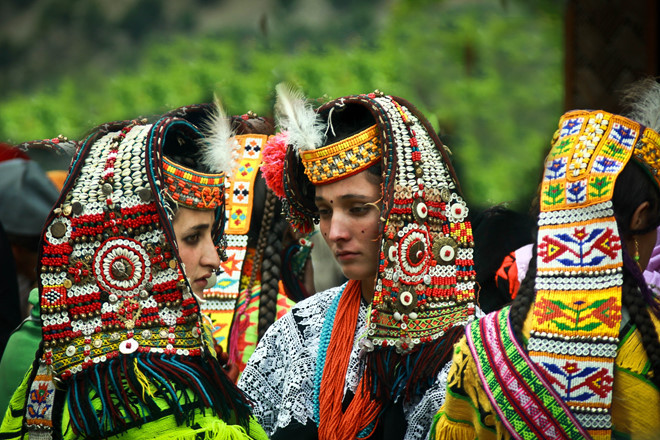 Điều khiến mọi người chú ý là người Kalash có ngoại hình giống hệt người châu Âu khi có đôi mắt vàng và da sáng màu.