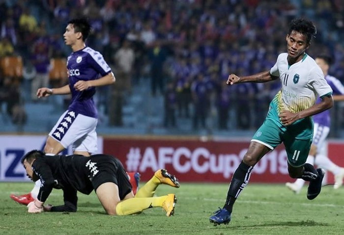 Quang Hai vang mat, Ha Noi FC thua soc o san choi chau luc