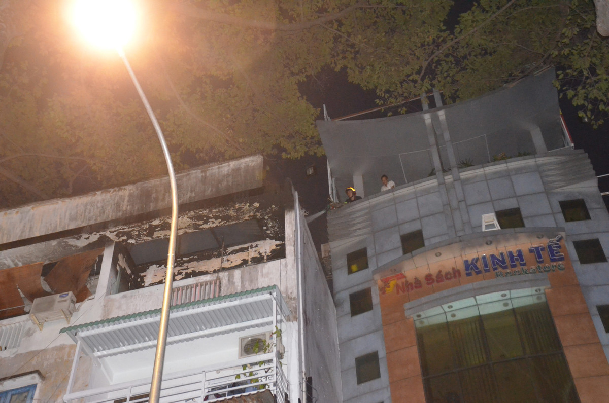 Cảnh sát PCCC giải cứu 3 đứa trẻ trong căn nhà bốc cháy dữ dội Canh sat PCCC giai cuu 3 dua tre trong can nha boc chay du doi