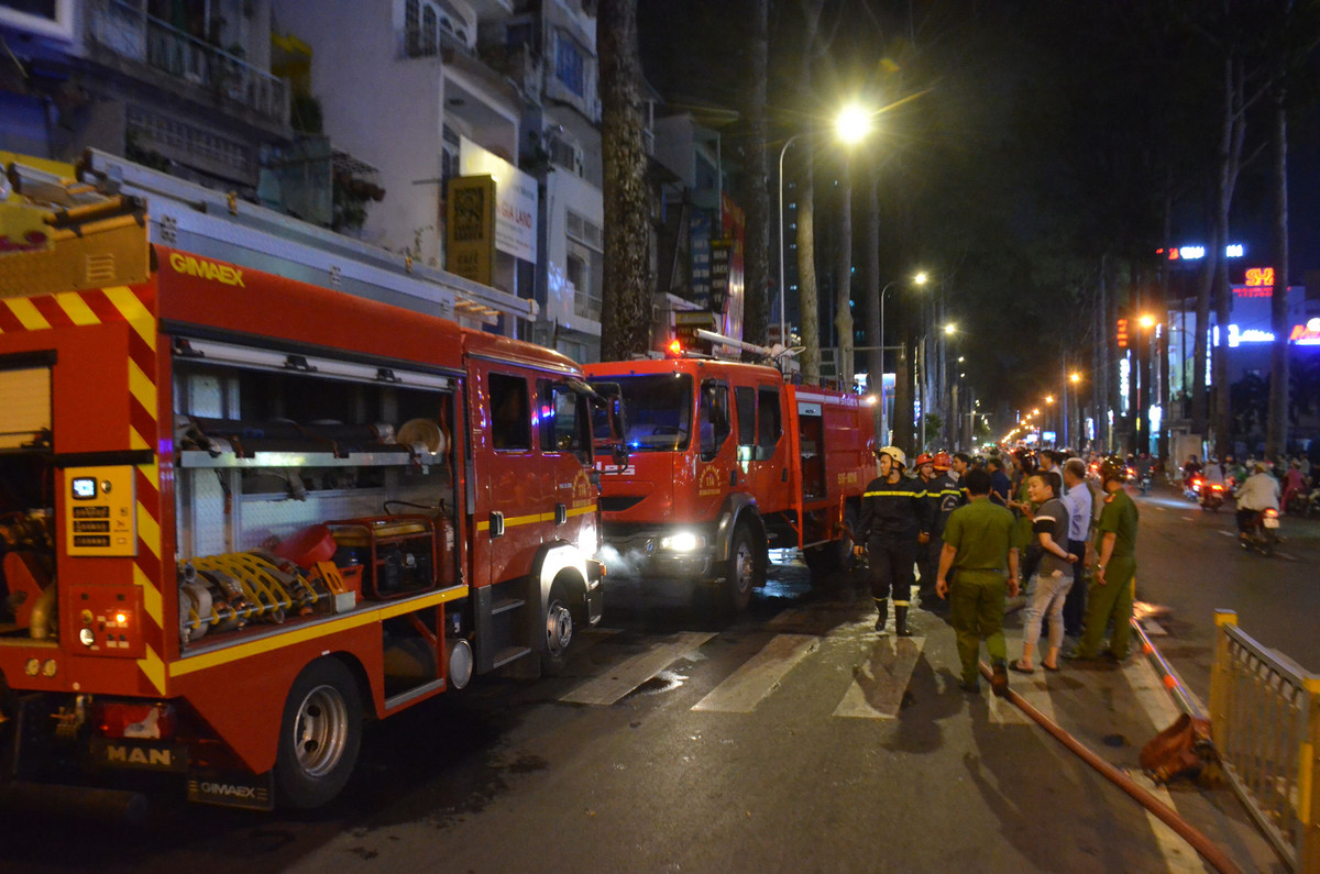 Cảnh sát PCCC giải cứu 3 đứa trẻ trong căn nhà bốc cháy dữ dội - Hình 2 Canh sat PCCC giai cuu 3 dua tre trong can nha boc chay du doi-Hinh-2