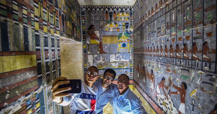 Bộ Khảo cổ Ai Cập cho biết việc tìm ra lăng mộ trên hết sức tình cờ. Cụ thể, khi tiến hành bắt giữ một nhóm trộm mộ đang vận chuyển cổ vật trái phép, các chuyên gia vô tình tìm thấy ngôi mộ.