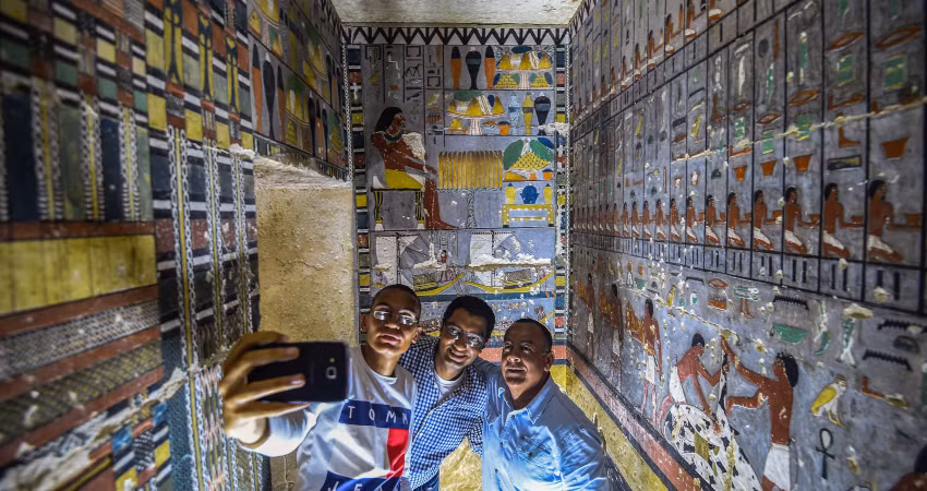 Bộ Khảo cổ Ai Cập cho biết việc tìm ra lăng mộ trên hết sức tình cờ. Cụ thể, khi tiến hành bắt giữ một nhóm trộm mộ đang vận chuyển cổ vật trái phép, các chuyên gia vô tình tìm thấy ngôi mộ.