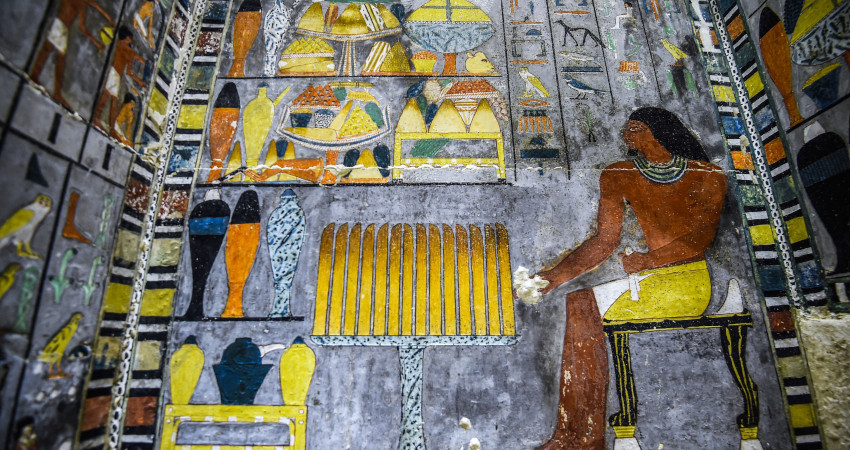 Lăng mộ gồm có 2 buồng, bên trong có 2 chiếc quách bằng đá vôi, một xác ướp được bảo quản rất tốt, và những bức tường được sơn vẽ hết sức công phu.