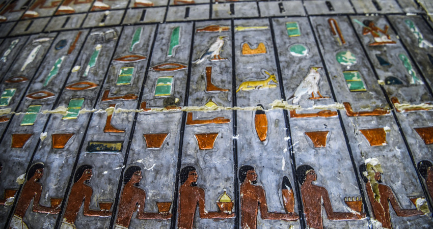 Một trong hai lăng mộ trên được các nhà khảo cổ Ai Cập tìm thấy ở nghĩa trang Akhmim thuộc quận Sohag tại Thượng Ai Cập.