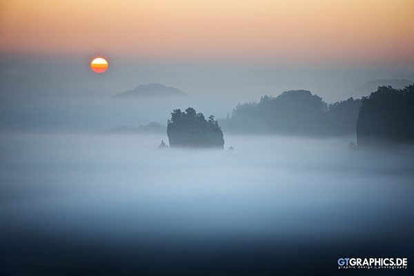 Đầu tiên là nguồn gốc của tên hòn đảo. Theo một câu chuyện cổ xưa, một số kẻ chạy trốn đã lên đảo Barsa-Kelmes sống và không bao giờ quay trở lại đất liền.