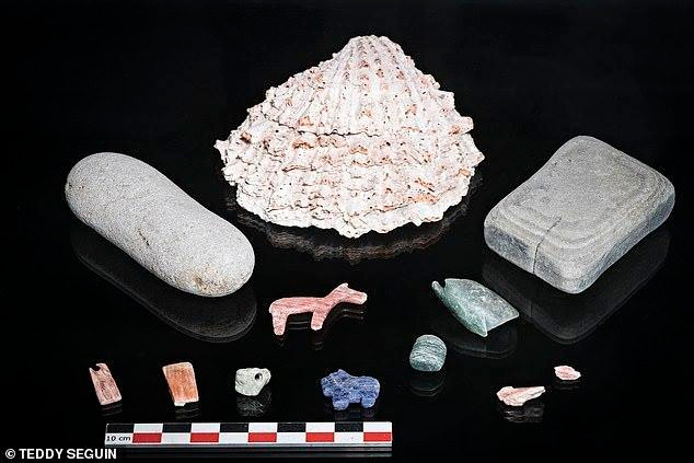 Trong số những hiện vật được tìm thấy, đáng chú ý là 2 huy chương bằng vàng, các lư hương hình báo, một số đồ trang trí bằng vỏ và đá...