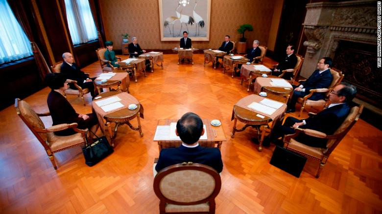 Nguyên nhân là vì Nhật hoàng Akihito tuyên bố muốn thoái vị, nhường ngôi cho con trai vì tuổi cao sức yếu vào năm 2016. Kể từ đó, Nhật Bản đã bắt đầu chuẩn bị cho lễ thoái vị đầu tiên trong lịch sử chế độ quân chủ Nhật Bản.