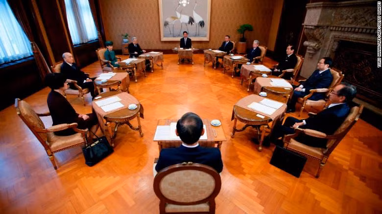 Nguyên nhân là vì Nhật hoàng Akihito tuyên bố muốn thoái vị, nhường ngôi cho con trai vì tuổi cao sức yếu vào năm 2016. Kể từ đó, Nhật Bản đã bắt đầu chuẩn bị cho lễ thoái vị đầu tiên trong lịch sử chế độ quân chủ Nhật Bản.