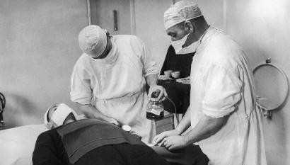 Vào mùa thu năm 1943, binh sĩ phát xít Đức thực hiện cuộc càn quét, bắt giữ và trục xuất hàng ngàn người Do Thái ở Italy tới các trại tập trung.