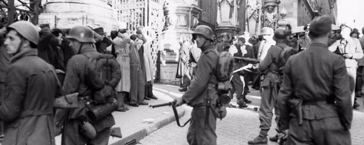 Sau khi nghe xong, lính phát xít Đức không dám vào bên trong bệnh viện để bắt giữ người Do Thái vì sợ nhiễm bệnh.